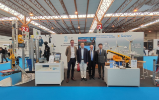 Stand comercial de Tesicnor, Lider Seguridad Industrial con carteles promocionales de sus servicios: 35 Lift, formación en realidad virtual e ingeniería a medida.