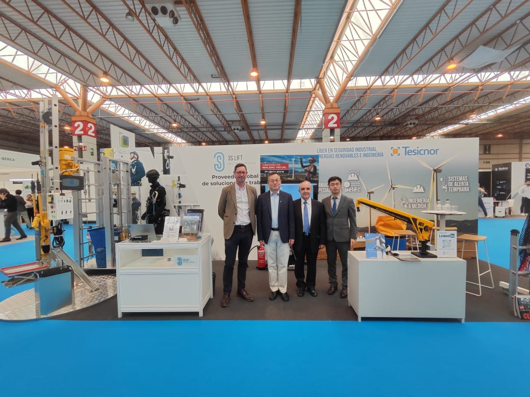 Stand comercial de Tesicnor, Lider Seguridad Industrial con carteles promocionales de sus servicios: 35 Lift, formación en realidad virtual e ingeniería a medida.